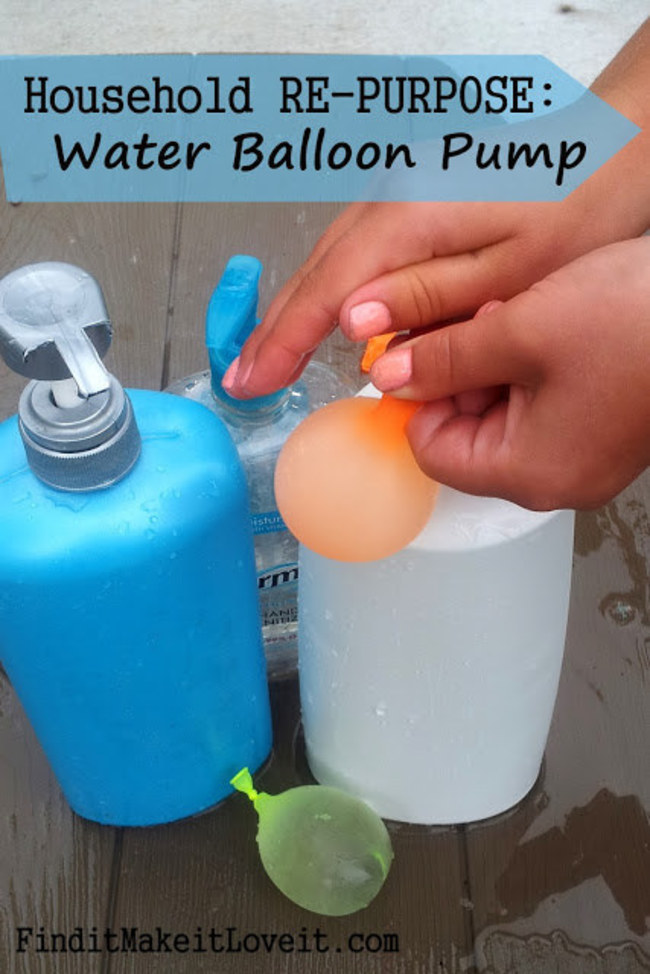 把旧的洗发精或乳液空瓶里头装满水，就可以让小朋友轻易的装水球囉！