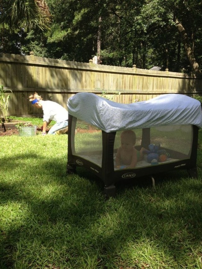 把孩子的游戏床盖上大小适中的床单，这样小朋友就可以在户外玩，又不怕被蚊子叮了！