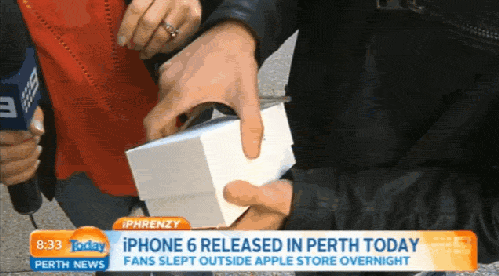8. 第一个拿到iPhone 6的澳籍男子...