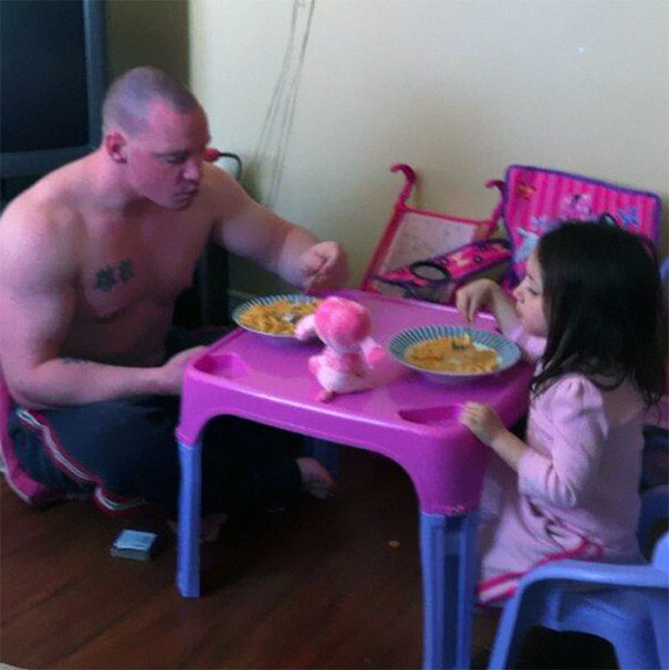4. 多凶悍都要跟女儿一起吃饭。