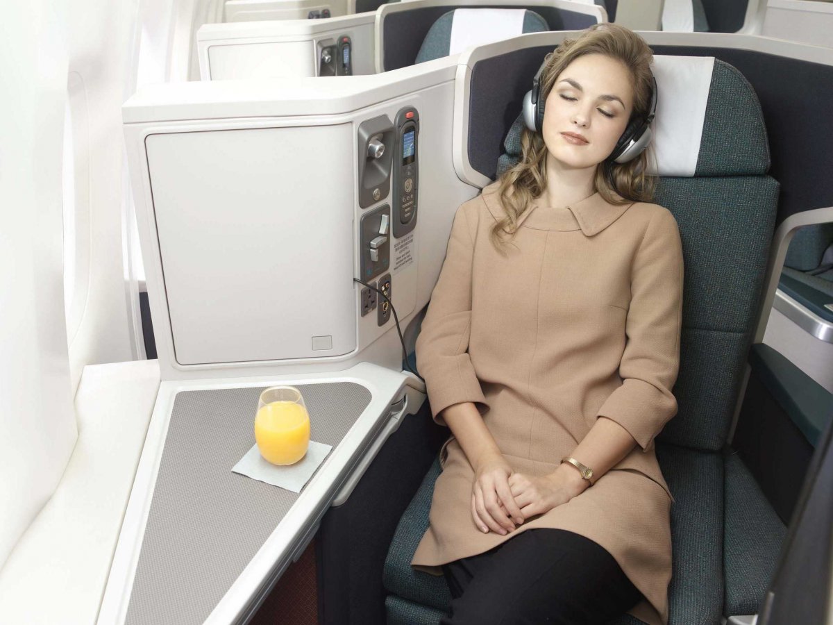 经济舱乘客也会拿到防止噪音的耳机。