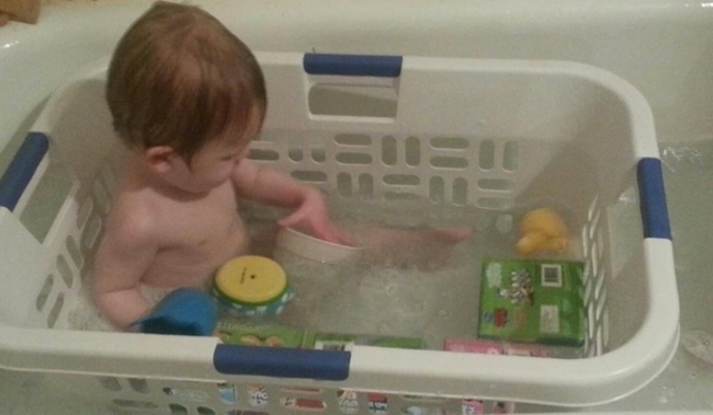 当小孩泡澡的时候，可以把他放在洗衣篮里，这样她的洗澡玩具就不会漂得太远了！