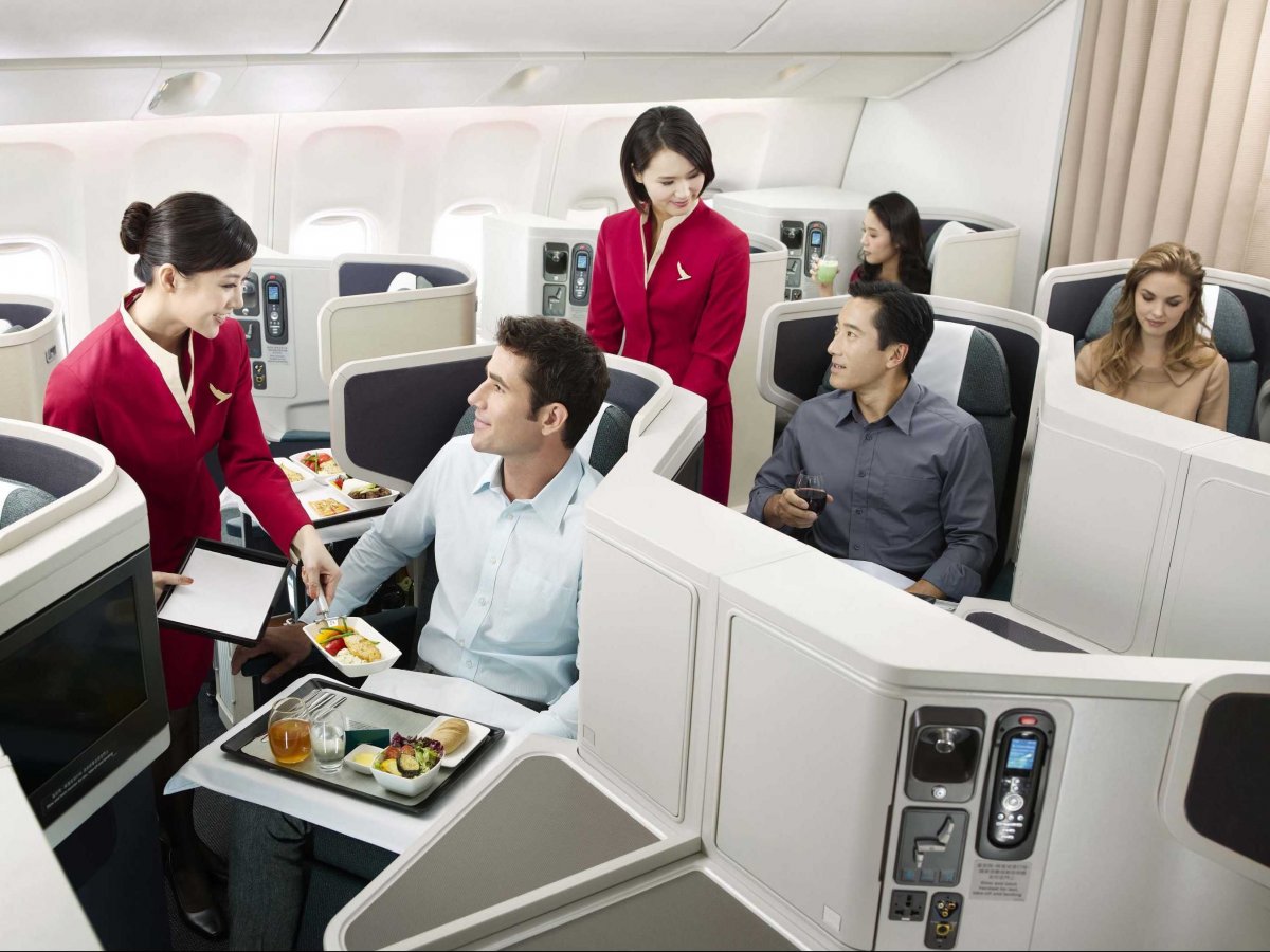 國泰航班配備了多道菜，提供餐廳品質的餐點。