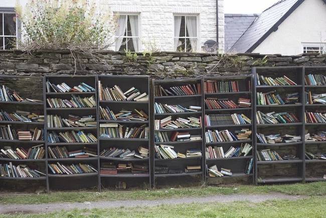 这个位于英国边界的小镇因此被称作"书镇"，整个小镇有着超过40间独立的书店。