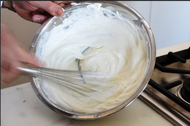 3. 當你看到鮮奶油開始變稠，那就差不多好了。