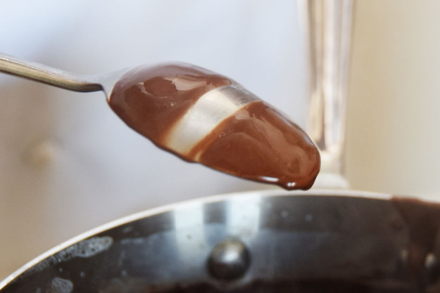 要測試巧克力濃稠度夠不夠，你可以試試看用手指劃過湯匙，如果巧克力不會滴回你劃過的地方，就是夠濃稠了。