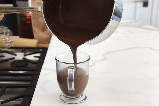 12. 把熱巧克力倒入準備上桌的杯子。