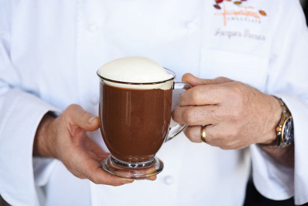 詹姆斯比尔德基金会大奖（James Beard award）的得主Jacques Torres，这回要来教大家怎么做全世界最美味的冬天圣品：热巧克力！