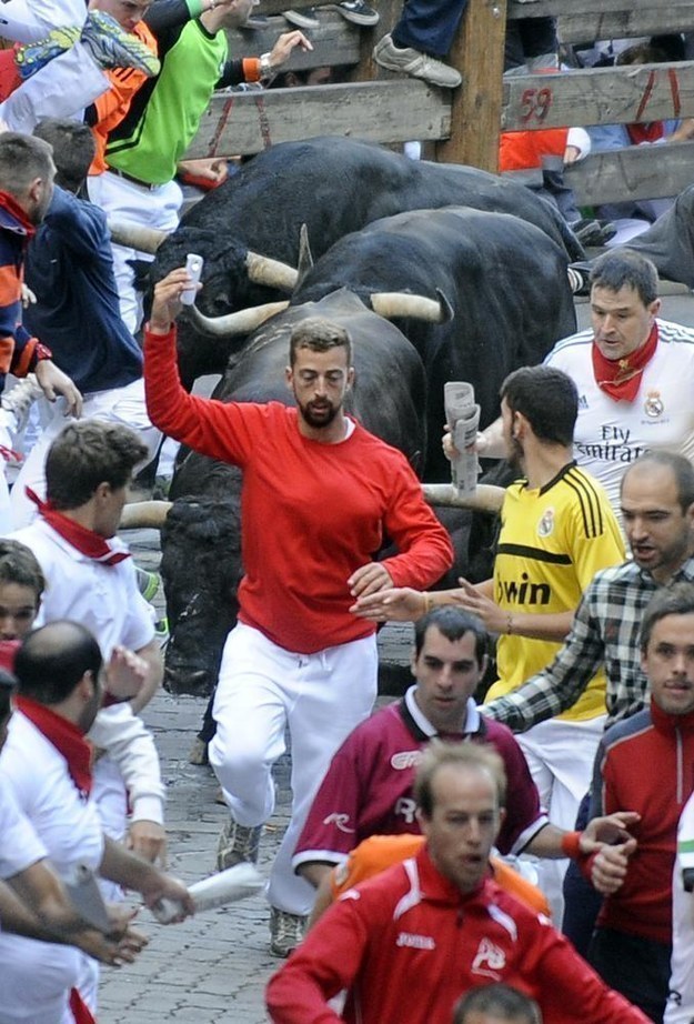 這位老兄因為這張在西班牙奔牛節魯莽的自拍而被罰了約台幣11萬 (2400歐元)。 