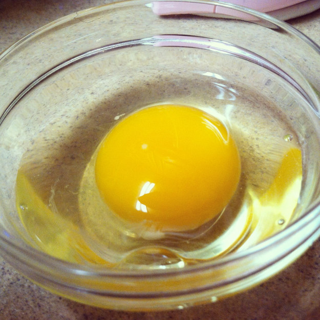 除夕夜打一顆蛋在玻璃碗中，並靜置過夜。當新的一年來臨時，這顆蛋也同時帶來了幸運。