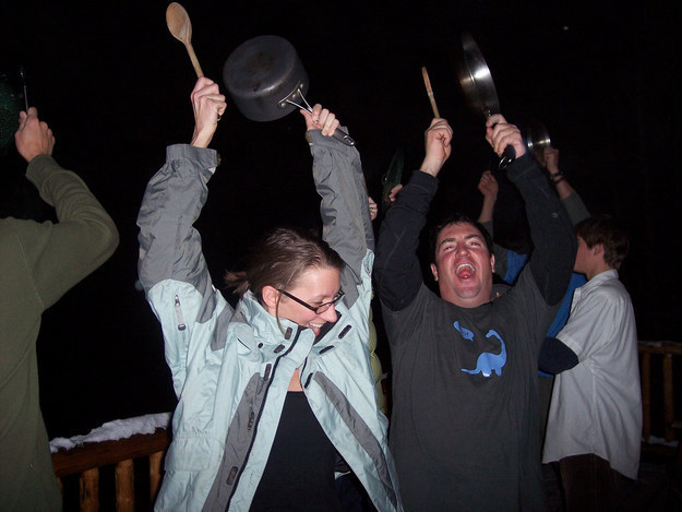半夜走在路上，跟亲朋好友拿着锅碗瓢盆敲敲打打。