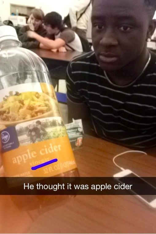  他以为那是瓶苹果西打...（"醋"这个字也写太小了吧？！）