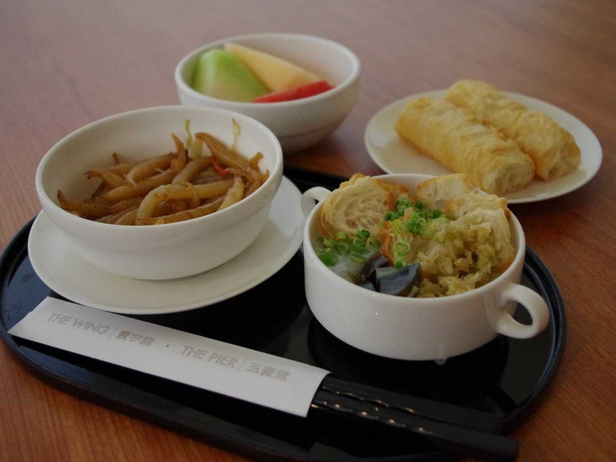 享受國泰航空所提供的早餐：蔬菜和炒米粉、皮蛋瘦肉粥、新鮮的水果以及麻花捲。