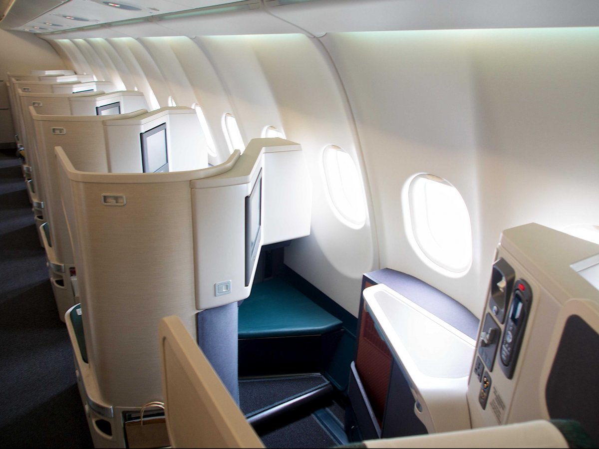 每個商務艙座位都設有寬敞的腿部空間，包含擱腳板和放置食物和飲料的架子。