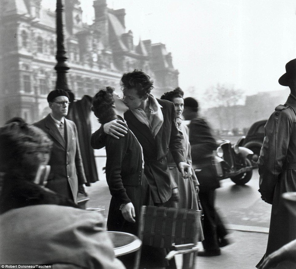 他最有名的作品1950年《市政厅外的亲吻》(Le baiser de l'hôtel de ville)。
