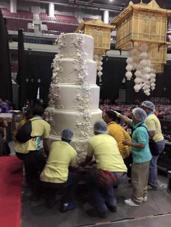 这个结婚蛋糕可能会成为史上最大的结婚蛋糕纪录，这个五层的大蛋糕高达1.8公尺 (6英尺)，可能会突破最大蛋糕的新纪录。