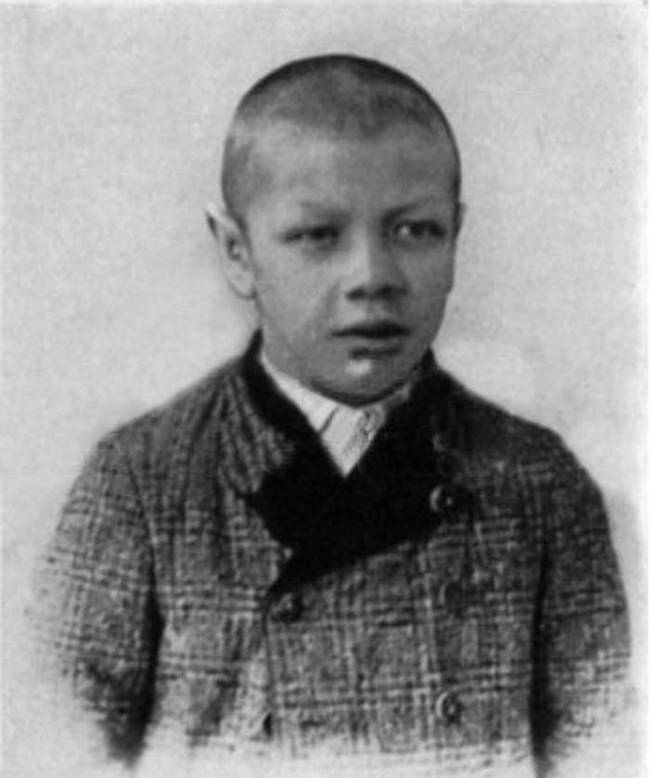 Rainer was  born in Graz, Austria, in 1899. He was a normal, healthy child by all accounts. Despite being born to parents of normal height, by the time that World War I broke out, Rainer stood at just 4 feet, 6 inches. Recruiters told him he was too short and weak to join the army.
