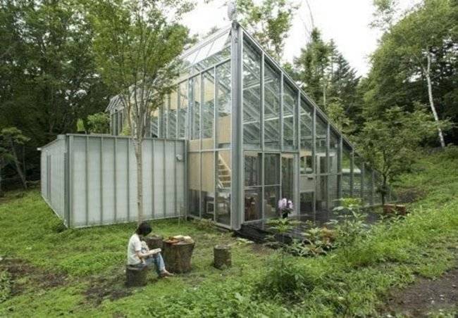 <p>Inside, though, is a fully-functional home for humans. The glass walls let in lots of light, and, as a greenhouse operates, helps regulate temperature inside. </p>