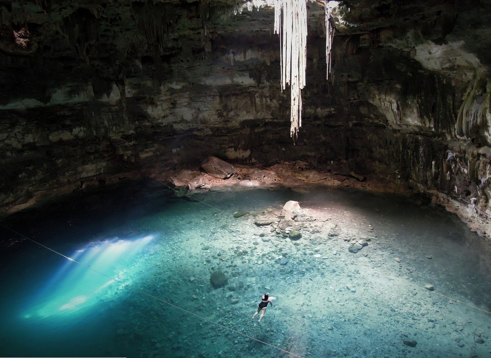 墨西哥犹加敦半岛的涌泉沉洞 (Cenote Dzitnup, Yucatan)