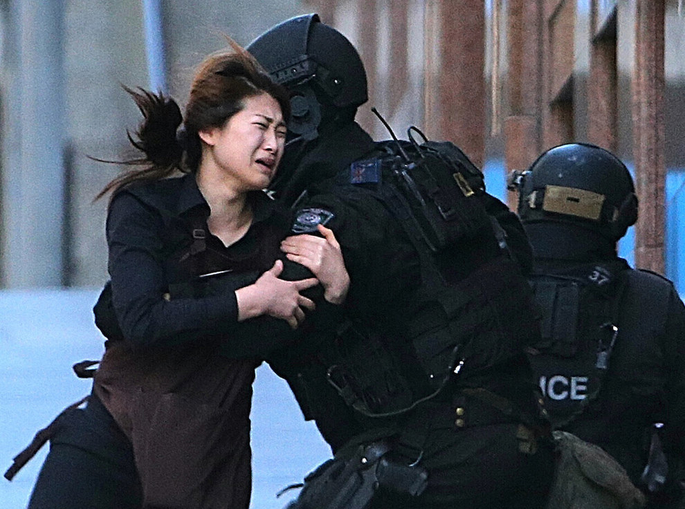 28. 澳洲雪梨恐怖攻击事件，人质脱逃被救出的画面。