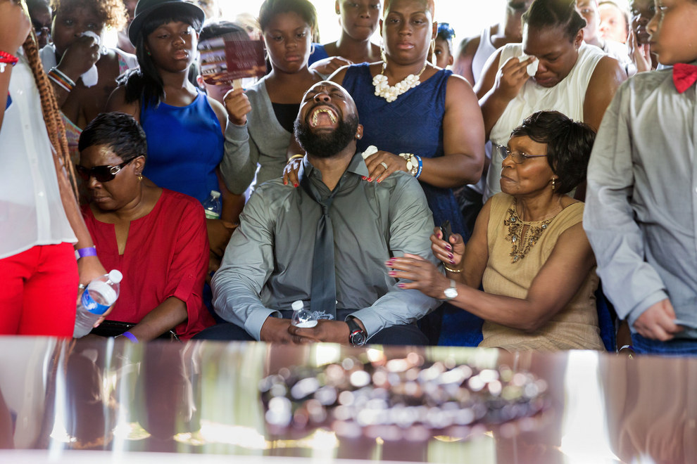 30. 在麥可·布朗槍擊案後，他的父親在喪禮中放聲大哭。
