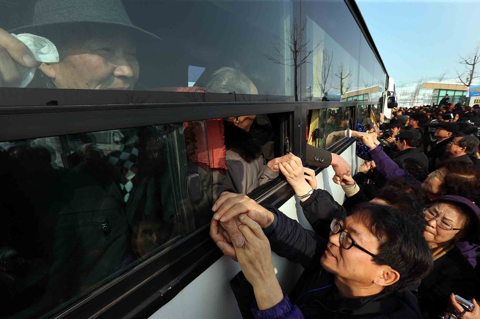 19. 在三年以来第一次的重逢，南韩人民紧握著北韩亲人的双手。