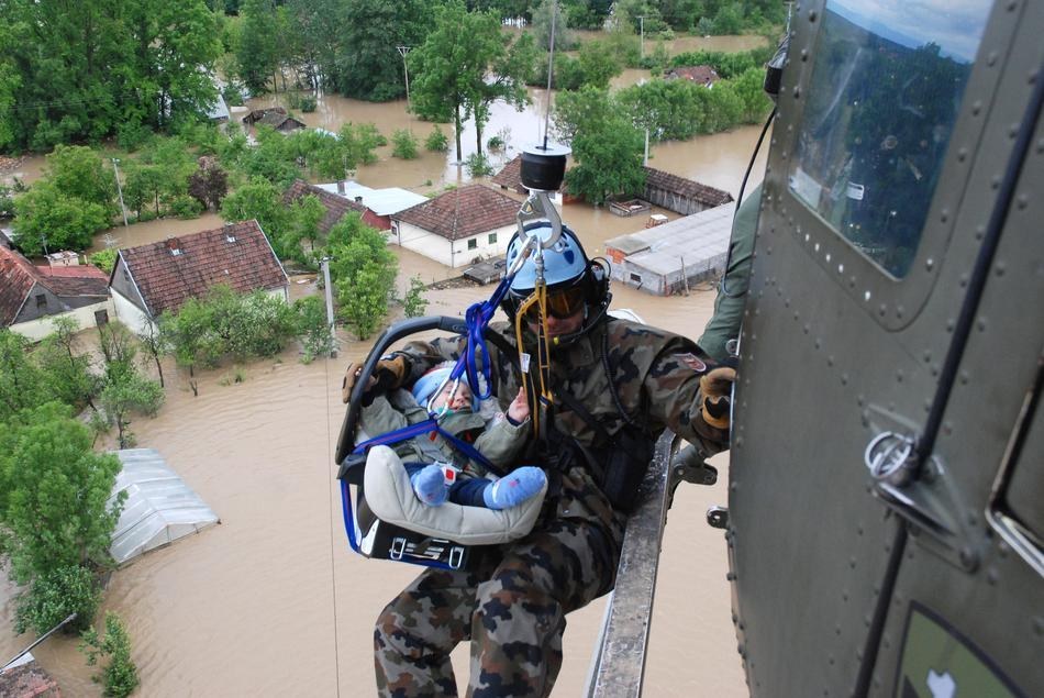 35. 在波斯尼亚和黑塞哥维那 (Bosnia-Herzegovina) 的大洪水中，直升机队员拯救了小孩子。