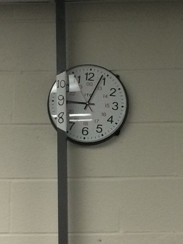 时钟被挡住了？
