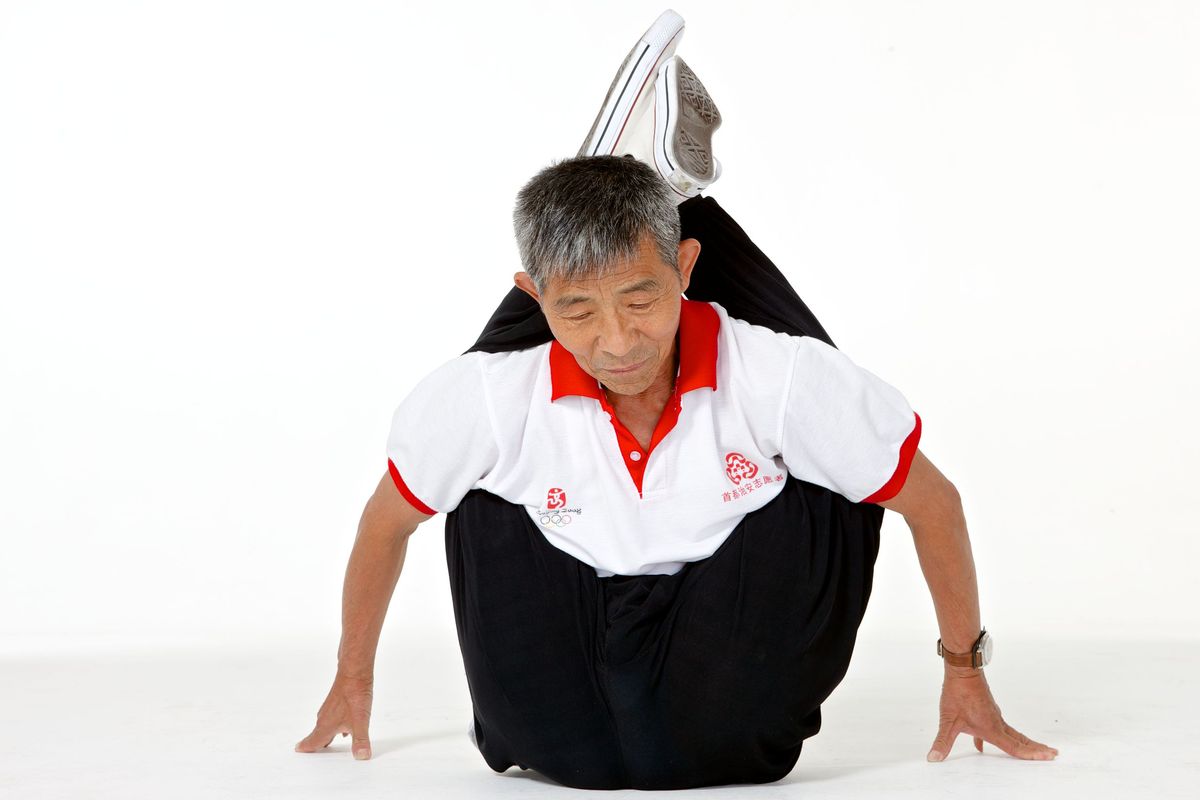 Duan Tzinfu曾在玻璃製造廠辛勤的工作了40年的，後來他幾乎無法走路，更不用提柔軟度了，當時他連自己的腳趾都碰不到。然而，從60歲開始訓練自己， 76歲的Duan Tzinfu現在已經能展現過人的柔軟度了。