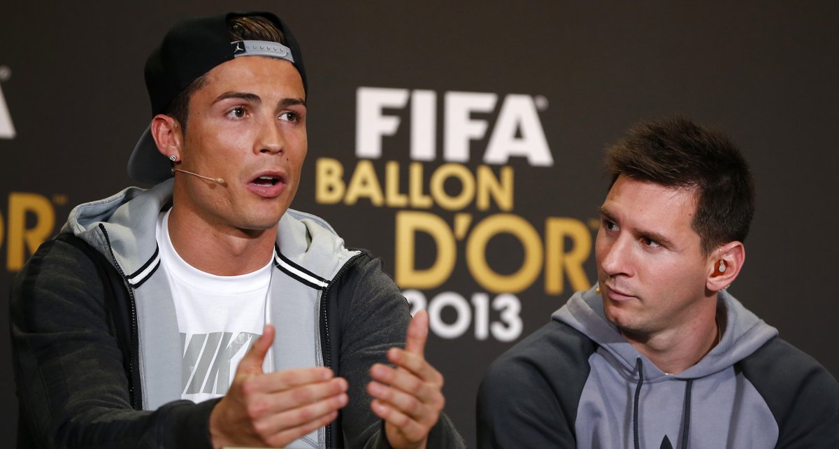 跟他的竞争对手克里斯蒂亚诺·罗纳度 (Cristiano Ronaldo) 不同，梅西所获得的评价，就只有专注在身为一个足球员上，而不是他的个人。