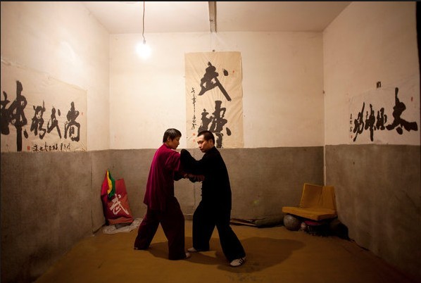 Song ChiFei和Li KuoChiang正在地下训练是练习武术。