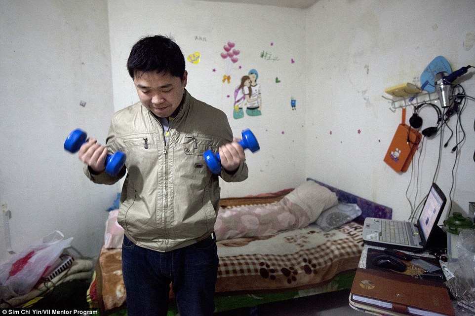 来自新疆的Xie Jinghui本来住在北京邻近中央的地带，但一年前他住的房子被拆除了，于是他搬进了地下室。