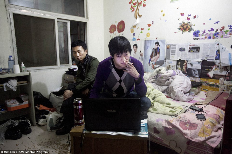 雖然地上一團亂，但穿著紫色衣服的24歲Liu Fei似乎完全不在意地玩著電腦。