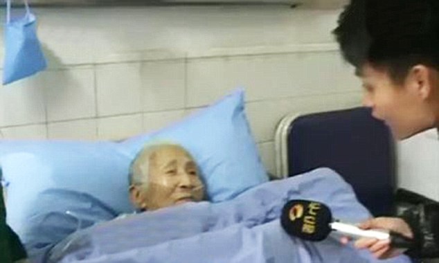 当地媒体也询问她年龄还有名字，她都能回答：「ninety four (94岁)」、「my name is 刘洁宇 (我的名字是刘洁宇)」。