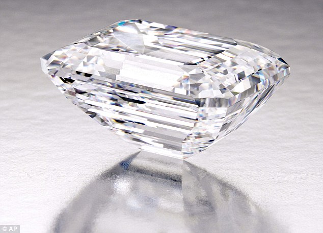 这颗清澈无色Type IIa的钻石，是由戴比尔斯 (De Beers) 在南非所挖掘的，它的主人花了超过1年的时间研究、切割、抛光，将原本粗糙的钻石打造成闪亮的模样。