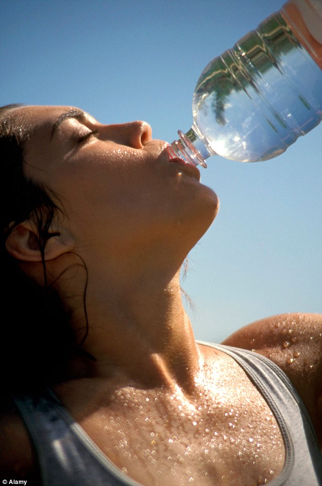 然而，专家也开始质疑喝水过量对我们身体的影响，也认为我们常喝到比身体所需的水量还要多很多。还有人提出，过量的饮水可能会导致身体衰弱、甚至是危及生命的健康问题。近几年下来，人们也开始认为自己「喝水成瘾」了，不喝水甚至还会造成他们的恐慌。专家表示，饮水过量会重设你大脑中的化学反应，让你会需要更多的水份。
