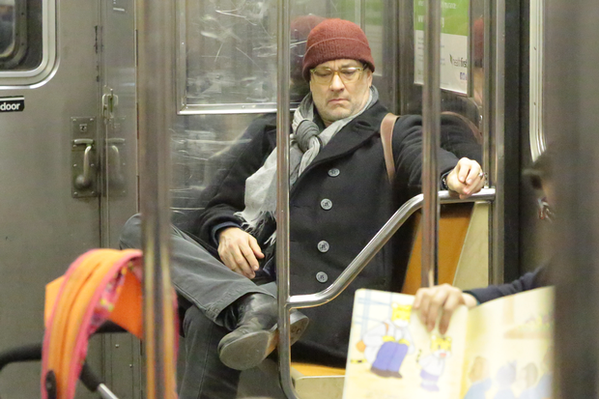 在日前，活生生的汤姆·汉克斯就这样在地铁上被目击了，看起来也就跟一般的人类没两样。