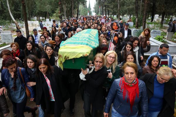 而這個世界也慢慢延燒，女性們舉著Özgecan 的棺木祈禱，眾多的行動也讓政府不得不重視女權以及女性安全的重要。