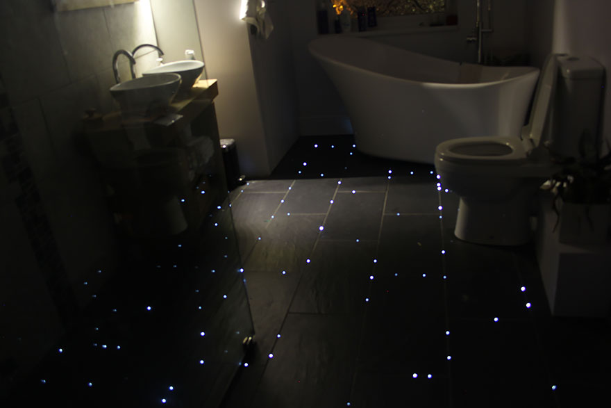光纤点缀的浴室地板！