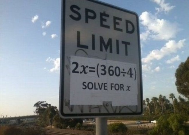 速限标志，但在时速的数字那边却贴了一张数学公式...