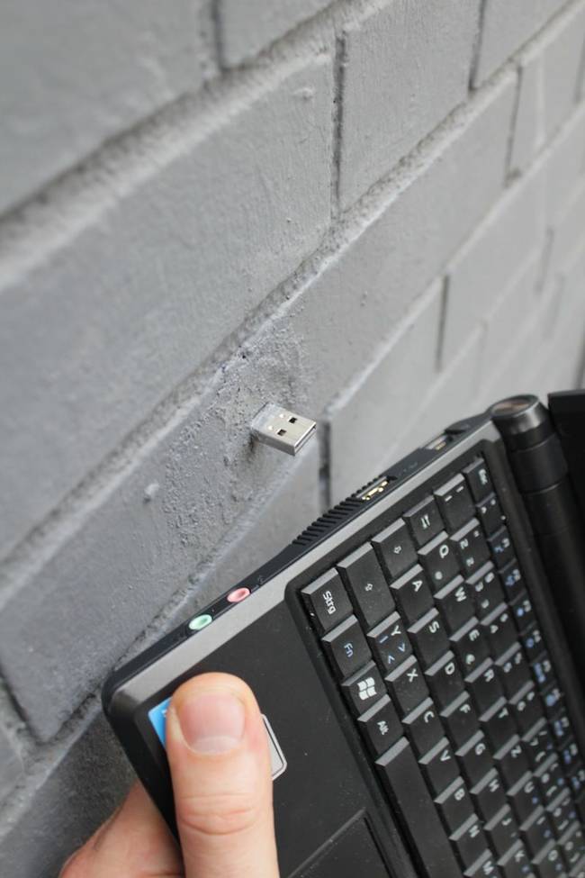 每个路过的人只要手上有手提电脑都能够使用这个 USB 秘密情报传递点（ dead drops  ）。