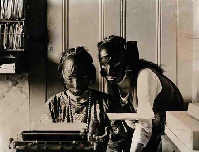 During the 1920s, it was thought that wearing rubber "beauty masks," would smooth out wrinkles. They look like something else entirely though...