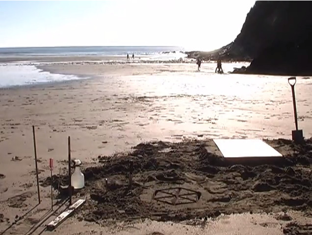 先告诉你，他要打造的是一张六角形的金属凳子。他在英国康瓦尔郡 (Cornwall) 的南方海边的沙滩上，开始画出一些六角形的图样。