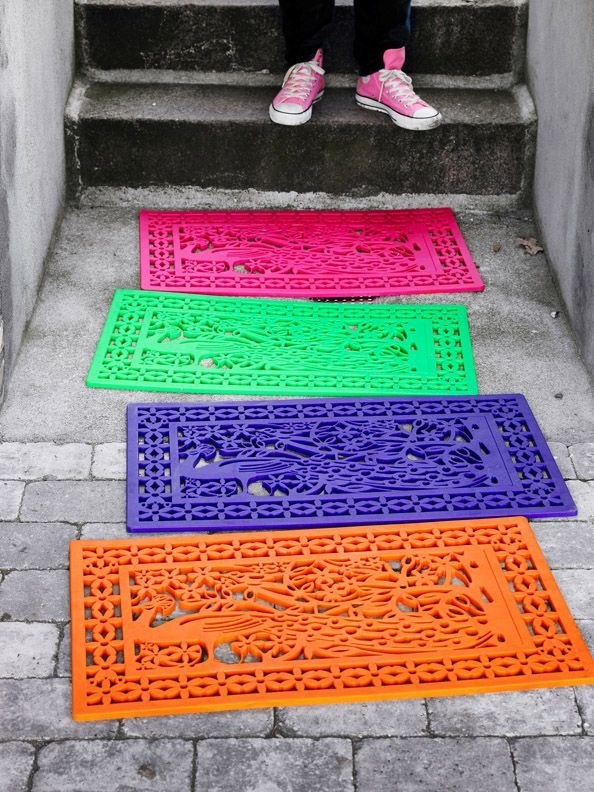 便宜的塑胶脚踏垫喷上缤纷的彩漆，就能为整个环境增添活泼的感觉喔！ 