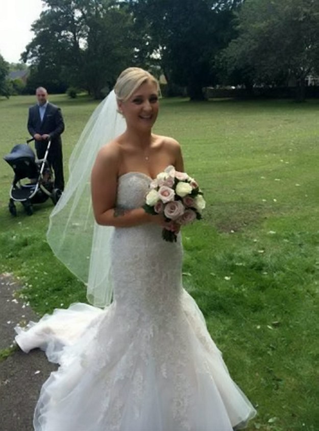  这是婚礼当天的艾咪 (Amy Dawson)，22岁的她去年和交往很久的29岁男友盖文 (Gavin Golightly) 结婚。