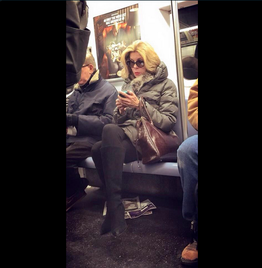 除此之外，克莉丝汀·布兰斯基 (Christine Baranski) 也不例外，身为好莱坞红星的她，也被目击跟常人没两样地在搭地铁。