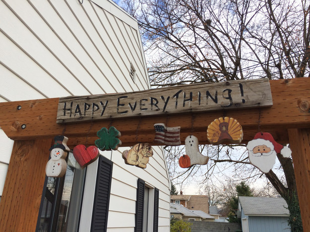 The homeowner who can only be bothered with one all-purpose holiday decoration.