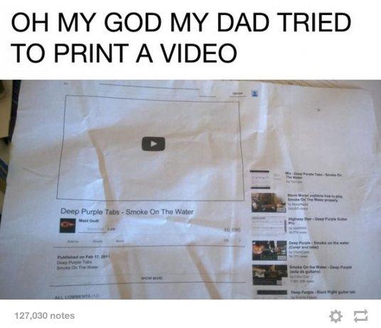 这位爸爸试着把一个「影片」列印出来。