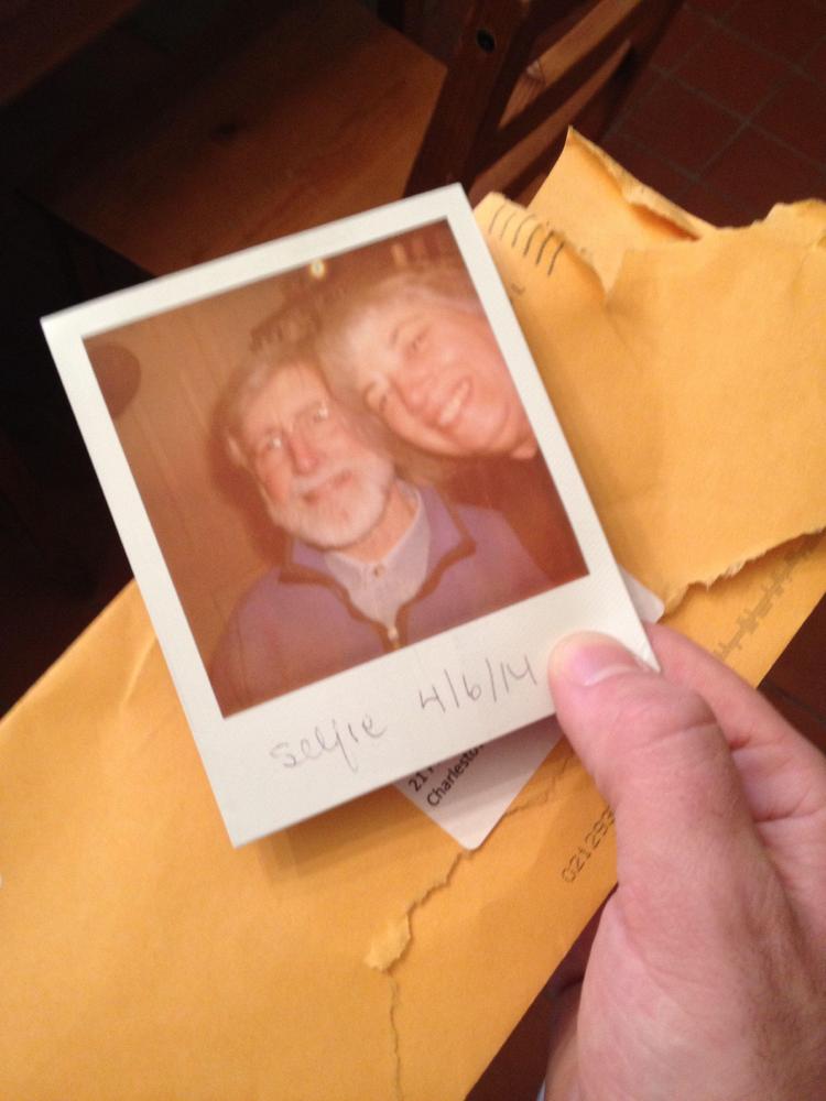 爸妈对「分享」的定义：把自拍照放在信封里寄出去。