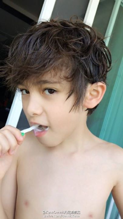 我完全没想过，一个大约国小二年级的小男孩，刷个牙居然可以帅到这种程度...